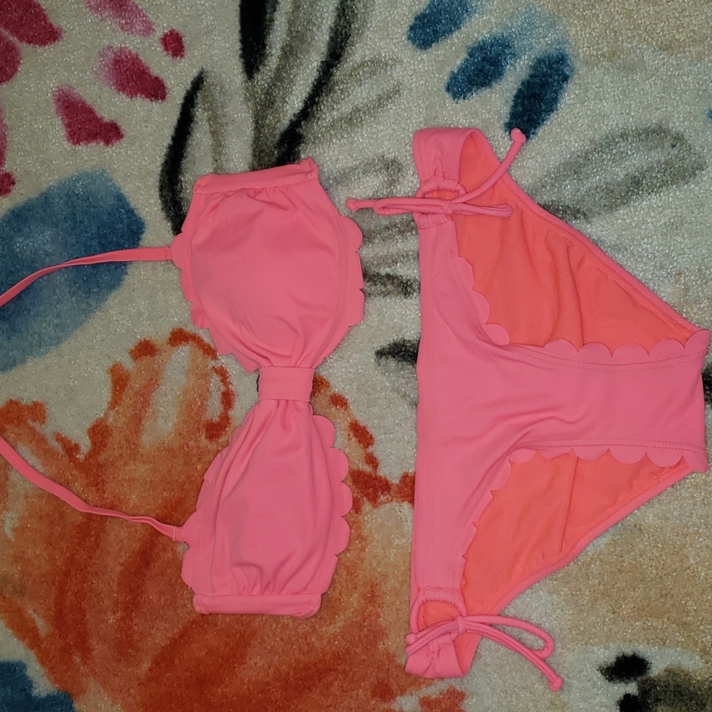 Coral Gianni Bini scalloped bikini. Size Medium